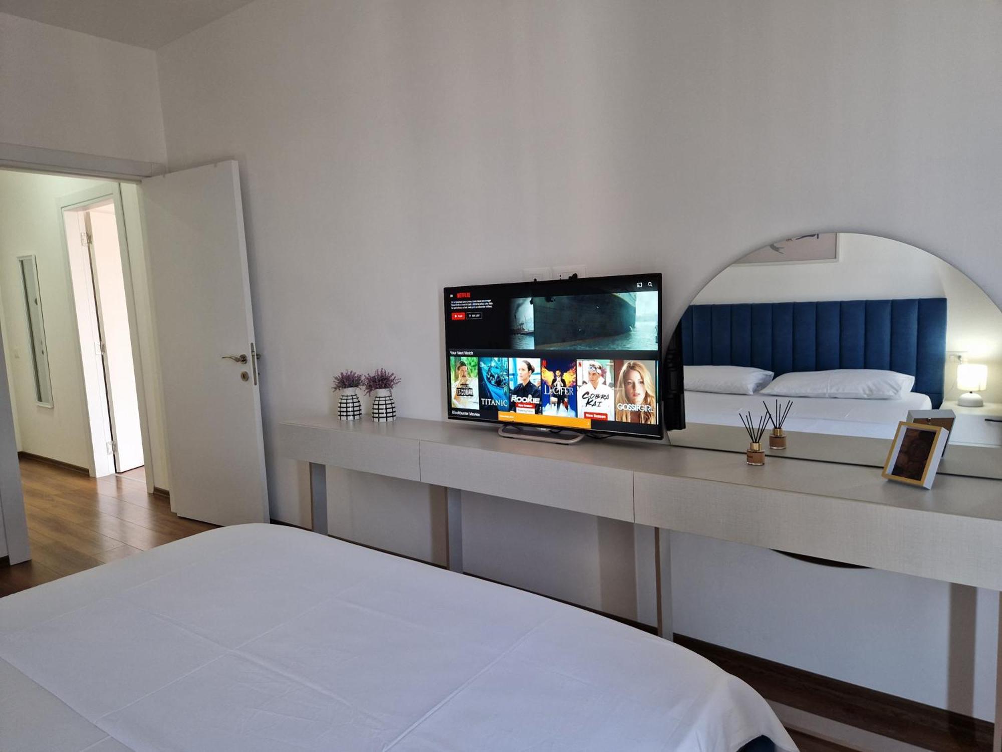 Red & White Palace Apartment Tiranë Ngoại thất bức ảnh